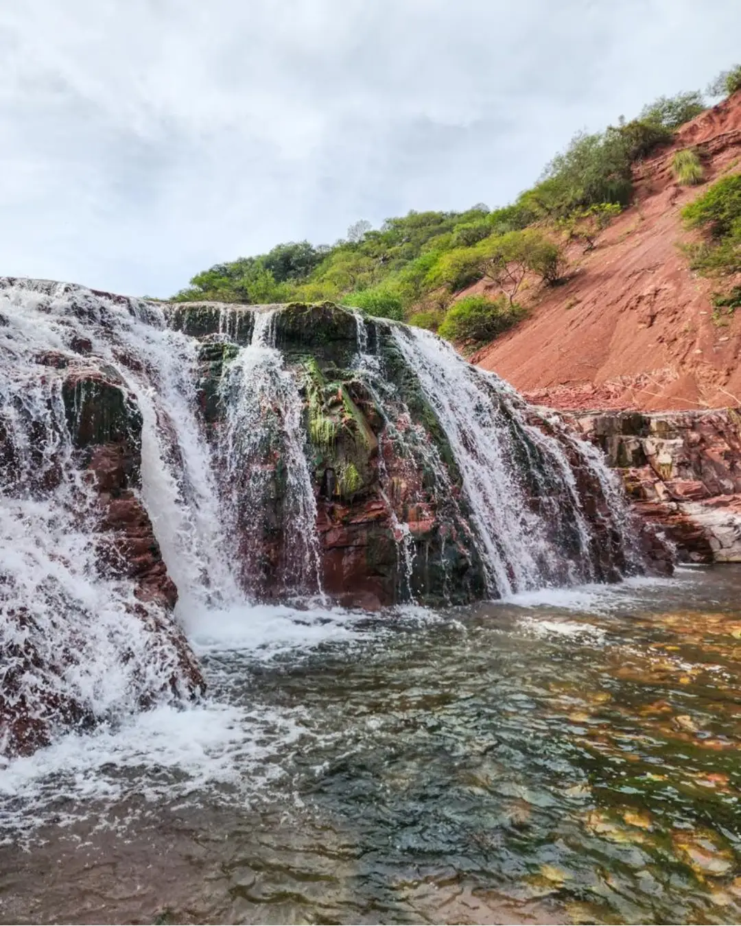 Cascada Colorada